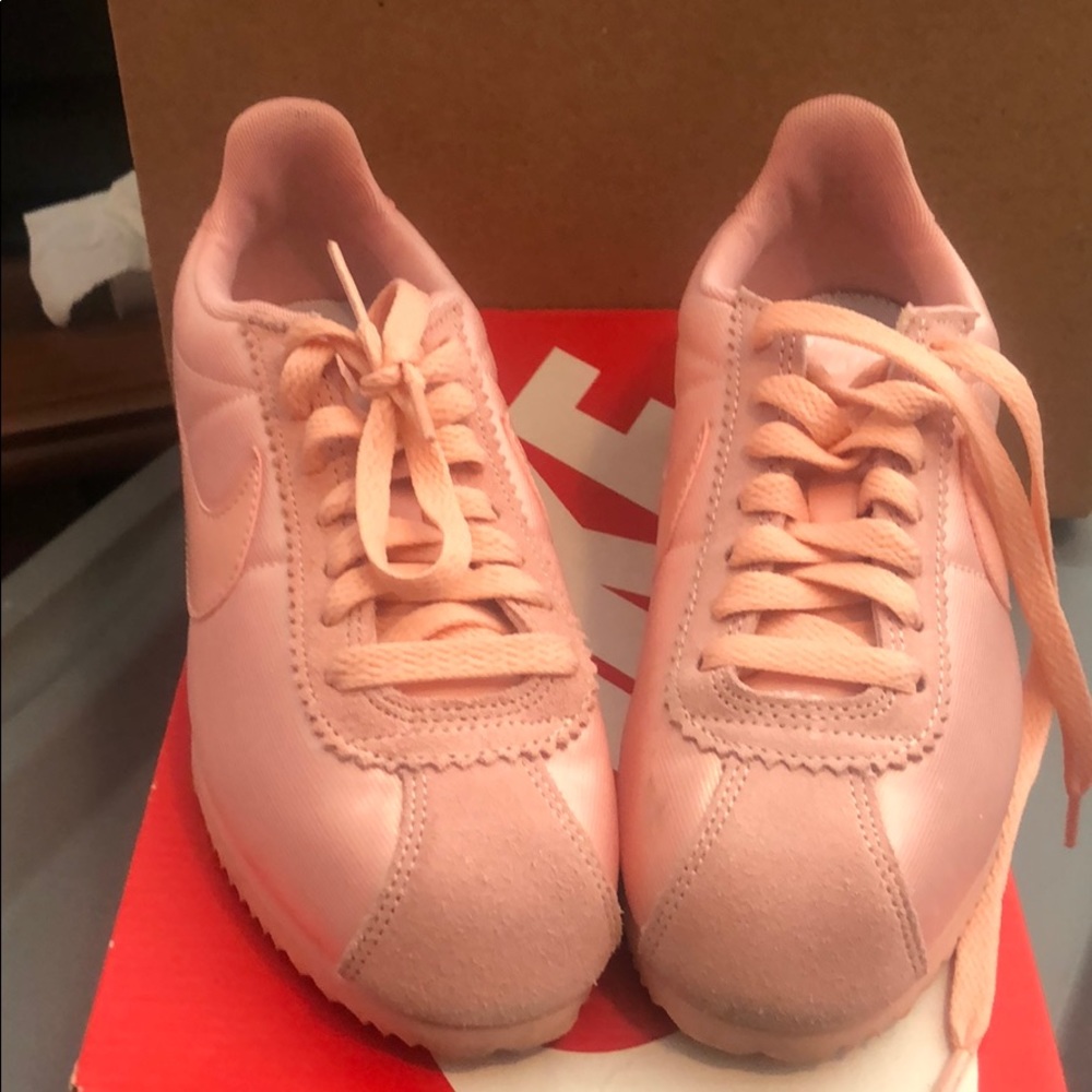Women’s classic Cortez Nylon size 6 Barely worn